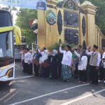 Bupati Blora Arief Rohman (tengah) bersama jajarannya melambaikan tangan, melep pemberangkatan jamaah calon haji 2026/Foto: Media Center Blora