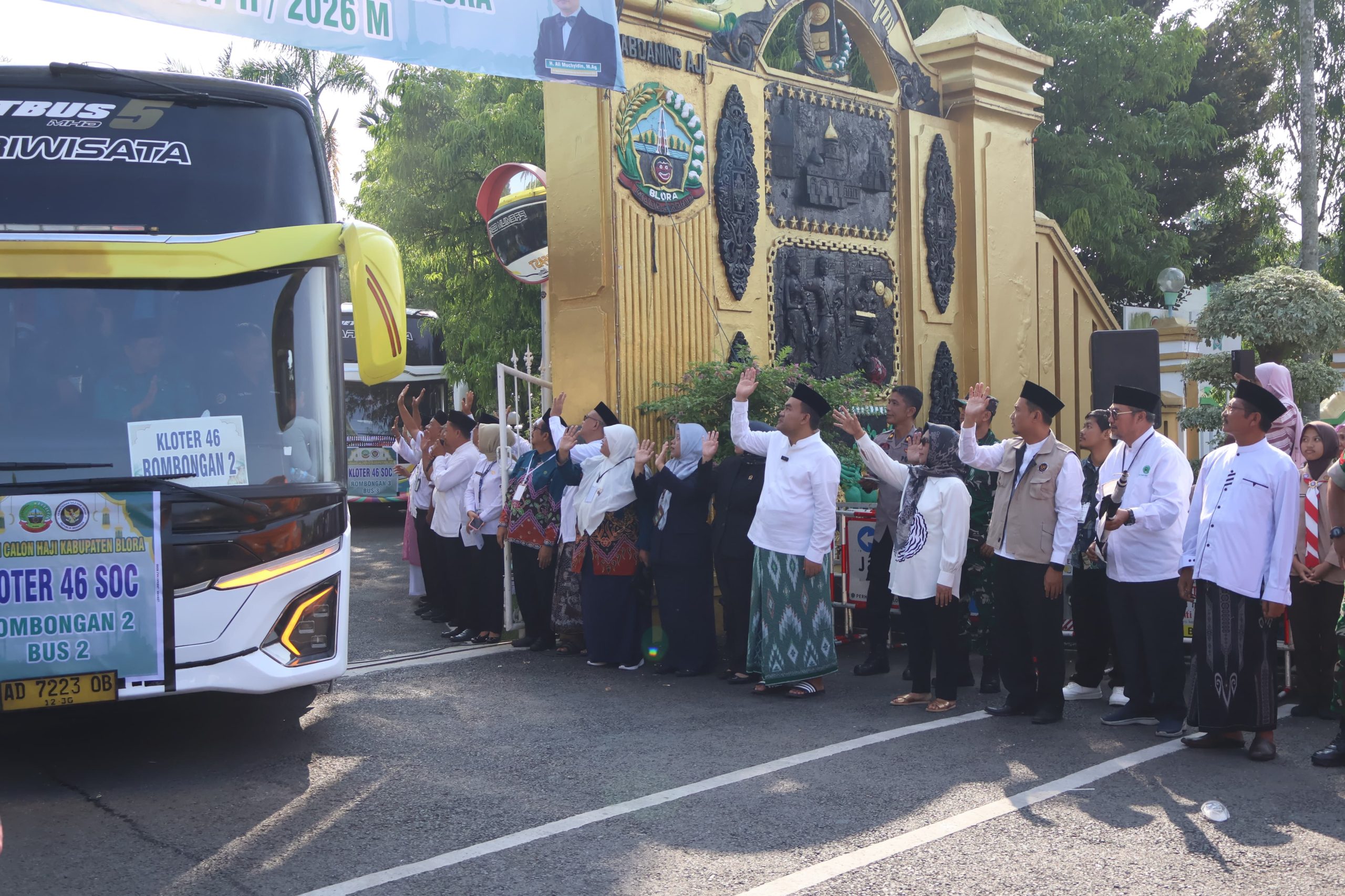 Bupati Blora Arief Rohman (tengah) bersama jajarannya melambaikan tangan, melep pemberangkatan jamaah calon haji 2026/Foto: Media Center Blora