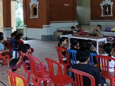 Suasana kegiatan revitalisasi bahasa dan sastra lisan Pedawa di wantilan Desa Adat Pedawa, Buleleng, Bali, Sabtu (2/5/2026)