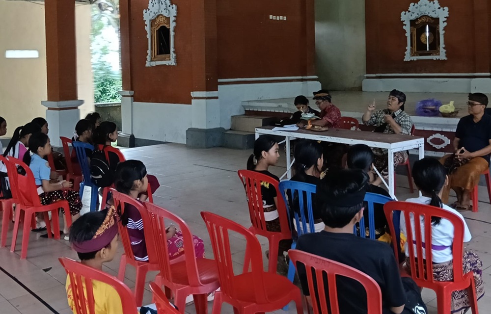 Suasana kegiatan revitalisasi bahasa dan sastra lisan Pedawa di wantilan Desa Adat Pedawa, Buleleng, Bali, Sabtu (2/5/2026)