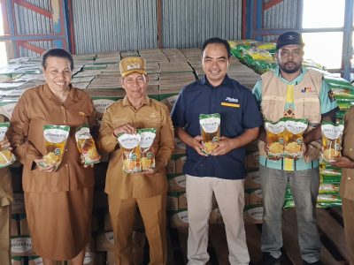 Pemkab Boven Digoel uji 2 juta kg beras dan 4.016 liter minyak sebelum disalurkan ke 112 kampung. Penerima bantuan 2026 melonjak jadi 10.004 KK.