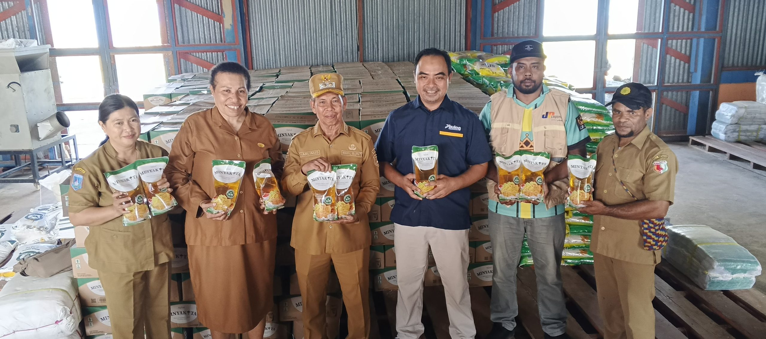 Pemkab Boven Digoel uji 2 juta kg beras dan 4.016 liter minyak sebelum disalurkan ke 112 kampung. Penerima bantuan 2026 melonjak jadi 10.004 KK.