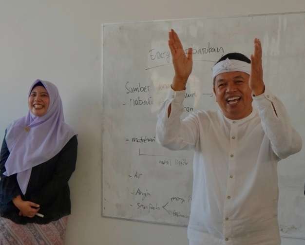 Gubernur Jabar Dedi Mulyadi fasilitasi 18 siswi SMKN 2 Garut ke salon untuk pemulihan mental usai polemik pemotongan rambut di sekolah.
