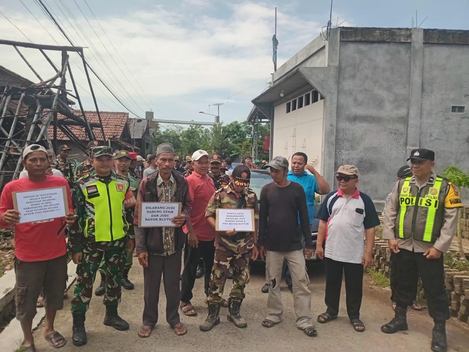 Aparat gabungan bersama warga Desa Karangsono, Kecamatan Mranggen, Kabupaten Demak, membongkar kandang ayam yang diduga digunakan sebagai arena judi sabung ayam, Minggu (17/5/2026).