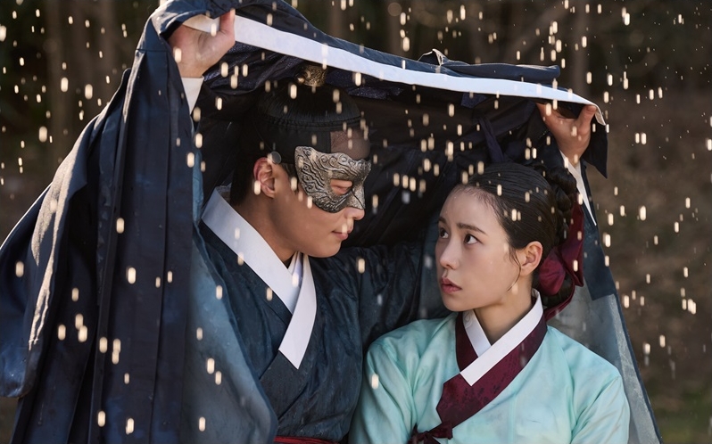 My Royal Nemesis episode 8 ungkap kisah masa lalu Lim Ji Yeon dan Heo Nam Jun dari era Joseon. Rating drama tembus 10,7 persen usai adegan ciuman pertama/Foto: Soompi