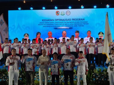 Prof Reda Mantovani bersama Ketua ABPEDNAS, Sekjen ABPEDNAS menyerahkan SK Pelantikan Pengurus DPD dan DPC ABPEDNAS periode 2026-2031 di Gedung Wanita Kabupaten Karanganyar.
