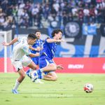 Gelandang Persib, Thom Haye mendapatkan penawalan ketat dari pemain PSIM, Ezequiel Vidal. Pada laga itu, Persib Bandung tundukan PSIM Yogyakarta dengans kor tipisdi Stadion Gelora Bandung Lautan Api, Senin (4/5/2026)/Foto: Muhamad Farid/Indoragamnewscom