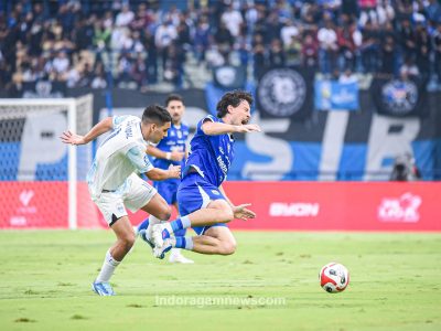 Gelandang Persib, Thom Haye mendapatkan penawalan ketat dari pemain PSIM, Ezequiel Vidal. Pada laga itu, Persib Bandung tundukan PSIM Yogyakarta dengans kor tipisdi Stadion Gelora Bandung Lautan Api, Senin (4/5/2026)/Foto: Muhamad Farid/Indoragamnewscom