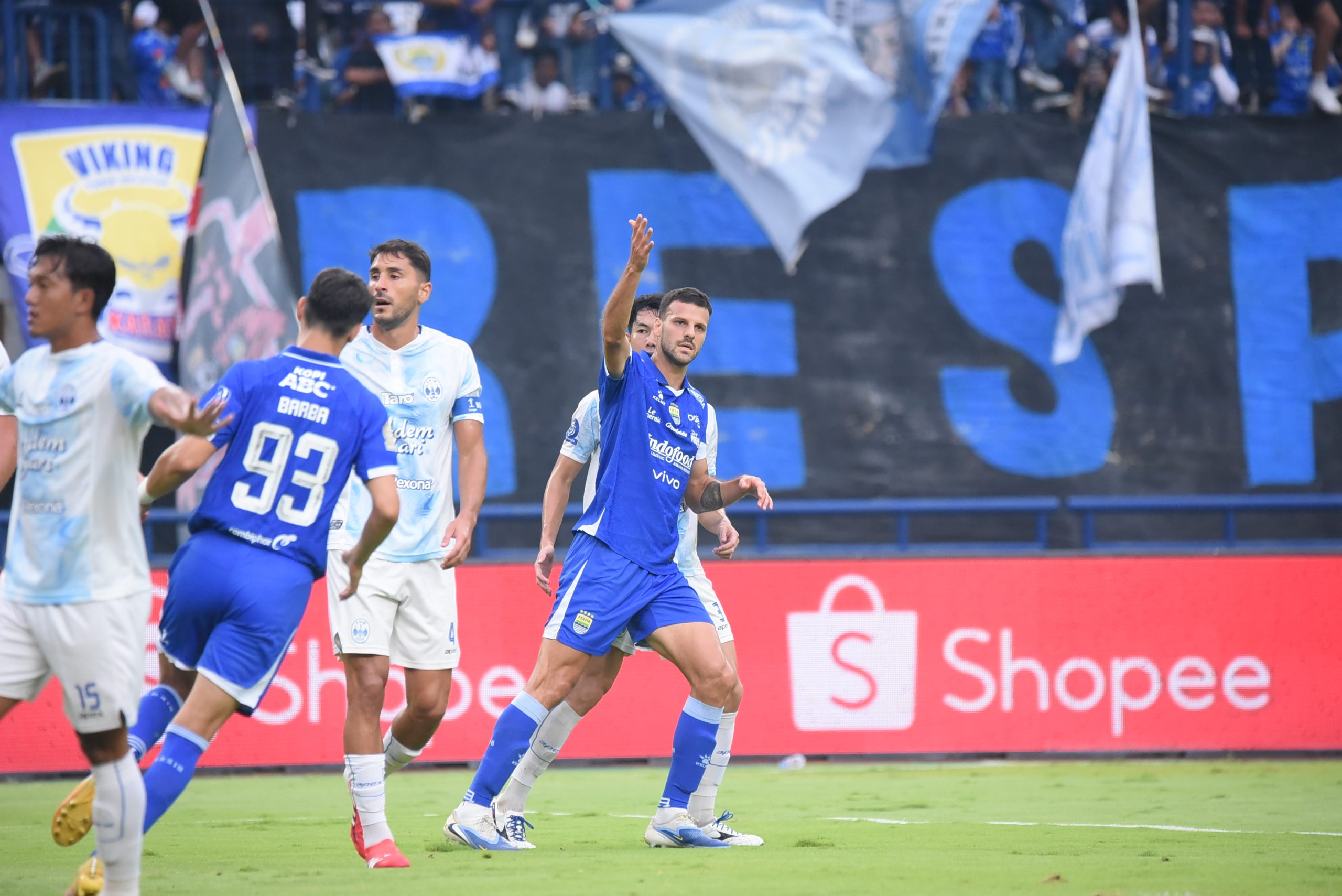 Bek Persib Bandung, Patricio Matricardi selebrasi usai mencetak gol cepat ke gawang PSIM Yogyakarta di Stadion GBLA, Senin (4/5/2026)/Foto: Muhamad Farid/Indoragamnewscom