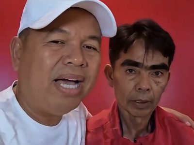 Gubernur Jawa Barat Dedi Mulyadi berbicara dengan Nandang, pedagang korban pembakaran kios saat kerusuhan May Day di Bandung.