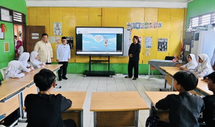 Presiden Prabowo targetkan setiap sekolah punya minimal empat ruang kelas dengan layar pintar hingga akhir 2026 untuk digitalisasi pendidikan.