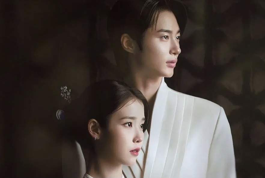 IU dan Byeon Woo Seok minta maaf usai drama Perfect Crown dikritik karena menggambarkan Korea Selatan seolah-olah menjadi vassal state China. Tim produksi minta maaf