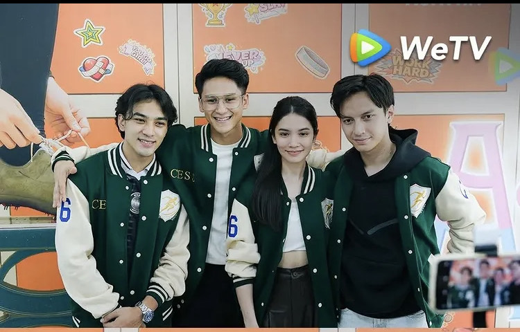 Diandra Agatha dan Antonio Blanco Jr dalam sesi foto perilisan serial "Asmara Asrama" WeTV Indonesia di Depok, Jawa Barat/Foto: WE TV
