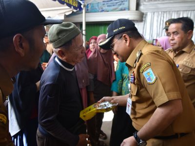 Pemerintah Kota Jambi gelar operasi pasar murah di Paal Merah. 500 konsumen dapat sembako di bawah harga pasar jelang Iduladha 2026.