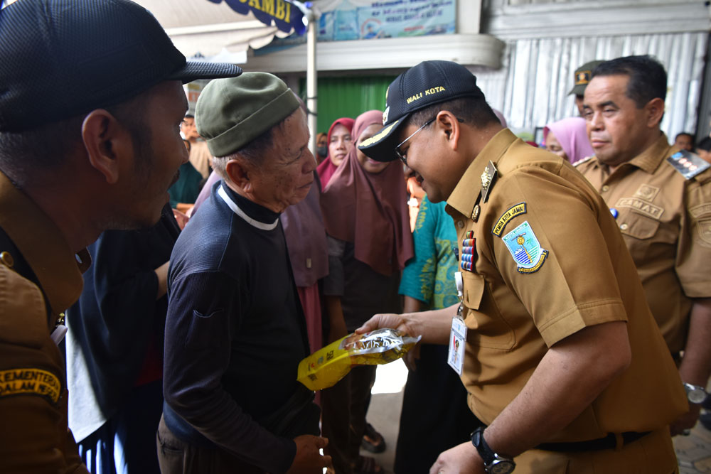 Pemerintah Kota Jambi gelar operasi pasar murah di Paal Merah. 500 konsumen dapat sembako di bawah harga pasar jelang Iduladha 2026.