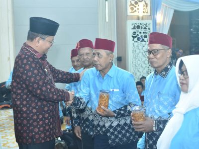 Wali Kota Jambi lepas 838 jemaah haji 2026 dengan penguatan layanan dokter pendamping dan bekal sambal UMKM. Jemaah terbagi 5 kloter via Batam/Foto: Media Center Jambi