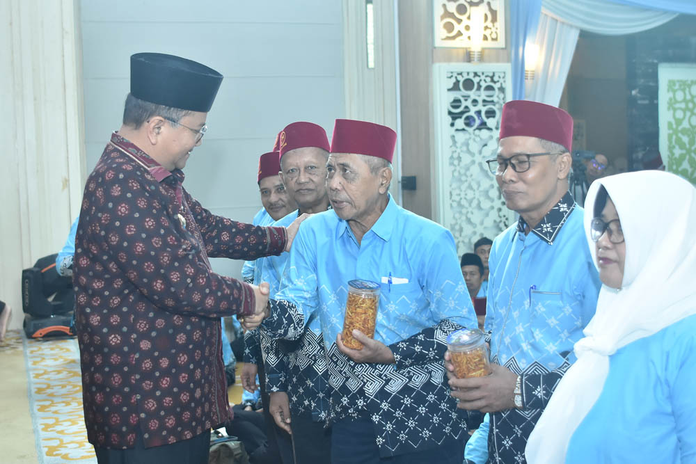Wali Kota Jambi lepas 838 jemaah haji 2026 dengan penguatan layanan dokter pendamping dan bekal sambal UMKM. Jemaah terbagi 5 kloter via Batam/Foto: Media Center Jambi