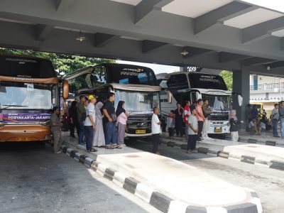Direktorat Jenderal Perhubungan Darat Kemenhub akan cabut izin PO yang tidak patuh masuk terminal. Sanksi bertahap dari administratif hingga pencabutan izin angkutan orang.