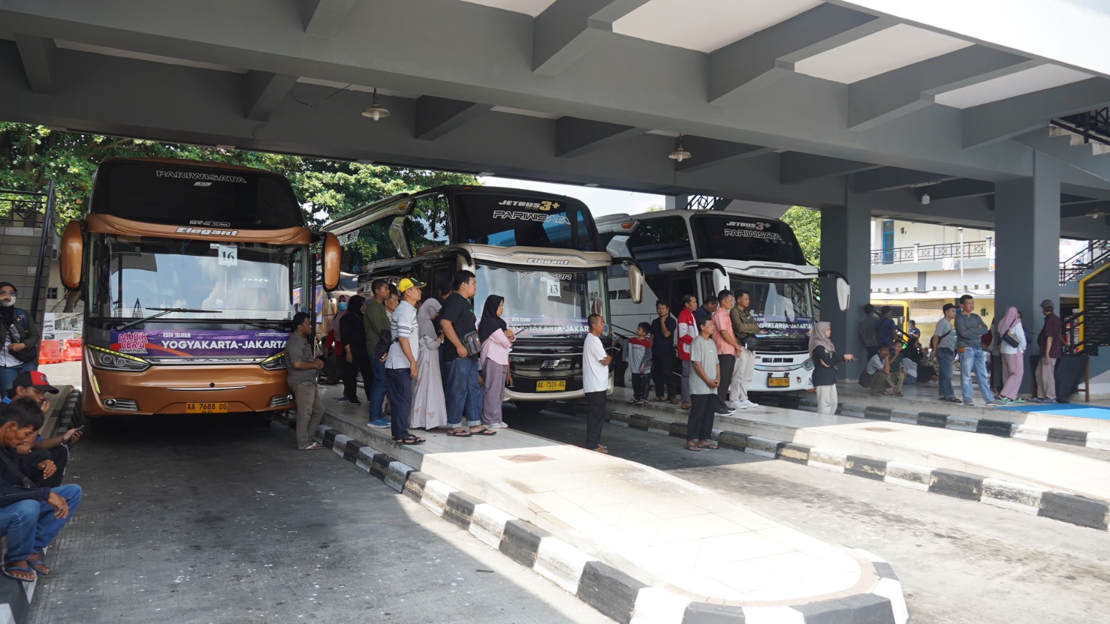 Direktorat Jenderal Perhubungan Darat Kemenhub akan cabut izin PO yang tidak patuh masuk terminal. Sanksi bertahap dari administratif hingga pencabutan izin angkutan orang.