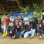 Anggota Komunitas Pecinta Lingkungan (Kopling) Pronojiwo saat menanam pohon di lahan lereng curam Desa Tamanayu, Lumajang, Senin (4/5/2026)