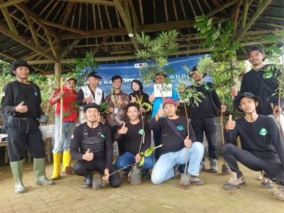 Anggota Komunitas Pecinta Lingkungan (Kopling) Pronojiwo saat menanam pohon di lahan lereng curam Desa Tamanayu, Lumajang, Senin (4/5/2026)