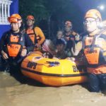 Banjir luapan terjadi di Lumajang saat musim kemarau. BPBD sebut anomali cuaca akibat hujan deras di hulu Gunung Semeru. Warga diimbau tetap siaga sepanjang tahun.