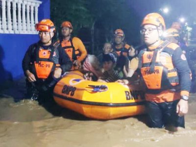 Banjir luapan terjadi di Lumajang saat musim kemarau. BPBD sebut anomali cuaca akibat hujan deras di hulu Gunung Semeru. Warga diimbau tetap siaga sepanjang tahun.