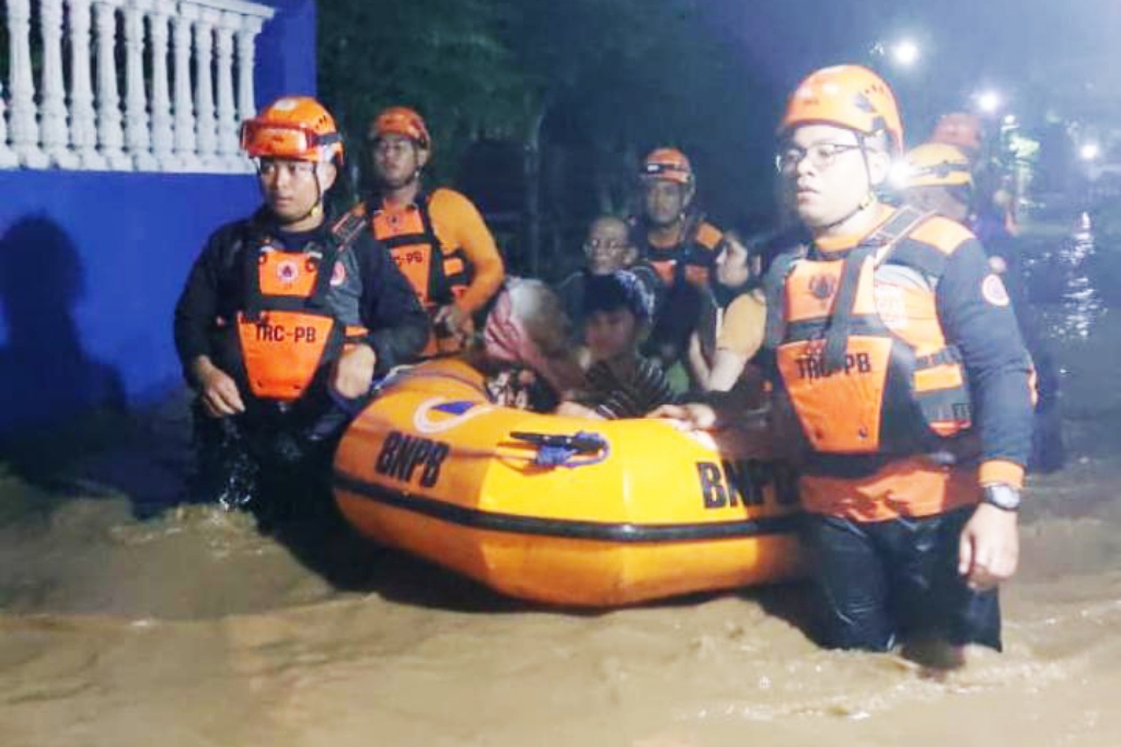 Banjir luapan terjadi di Lumajang saat musim kemarau. BPBD sebut anomali cuaca akibat hujan deras di hulu Gunung Semeru. Warga diimbau tetap siaga sepanjang tahun.