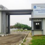 Ditjenpas bantah video viral soal sel mewah dan penggunaan ponsel di Lapas Cilegon. Kepala lapas sebut konten tersebut bukan bagian dari fasilitas lapas.