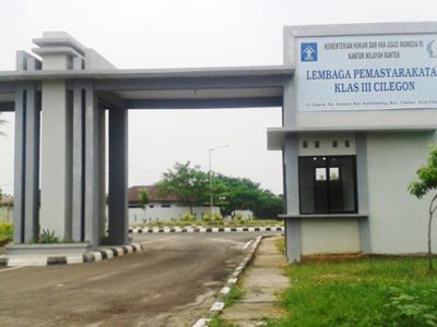 Ditjenpas bantah video viral soal sel mewah dan penggunaan ponsel di Lapas Cilegon. Kepala lapas sebut konten tersebut bukan bagian dari fasilitas lapas.