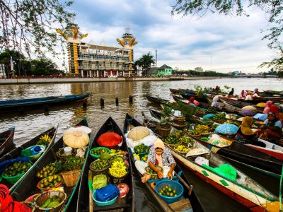 Menara Pandang Banjarmasin setinggi 30 meter di tepi Sungai Martapura tarik 6.000 pengunjung per pekan. Tiket gratis. Lihat Pegunungan Meratus hingga hilir mudik perahu di atasnya.