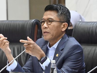 Ketua Komisi XI DPR Misbakhun ingatkan BI jaga asumsi nilai tukar Rp16.500 yang jadi kesepakatan politik. Bandingkan dengan era Habibie rupiah pernah Rp6.000.