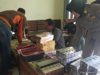 Operasi gabungan Satpol PP Nganjuk dan Bea Cukai Kediri sita 27.708 batang rokok ilegal dari tiga kecamatan. Kerugian negara capai Rp20 juta.