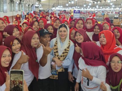 Anggota Komisi VII DPR Novita Hardini mengunjungi pabrik rokok di Ngawi, Kamis (7/5/2026)