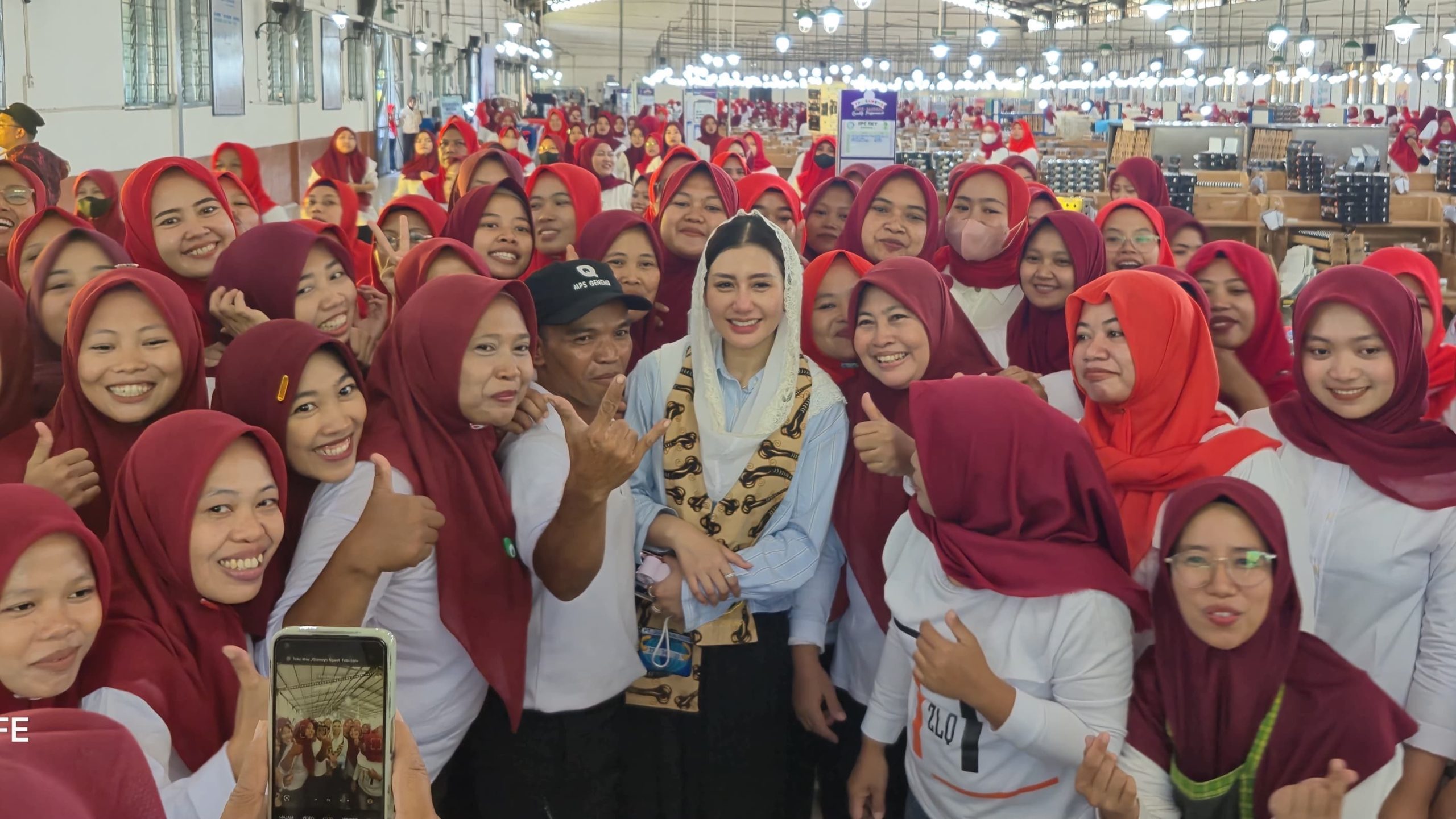 Anggota Komisi VII DPR Novita Hardini mengunjungi pabrik rokok di Ngawi, Kamis (7/5/2026)