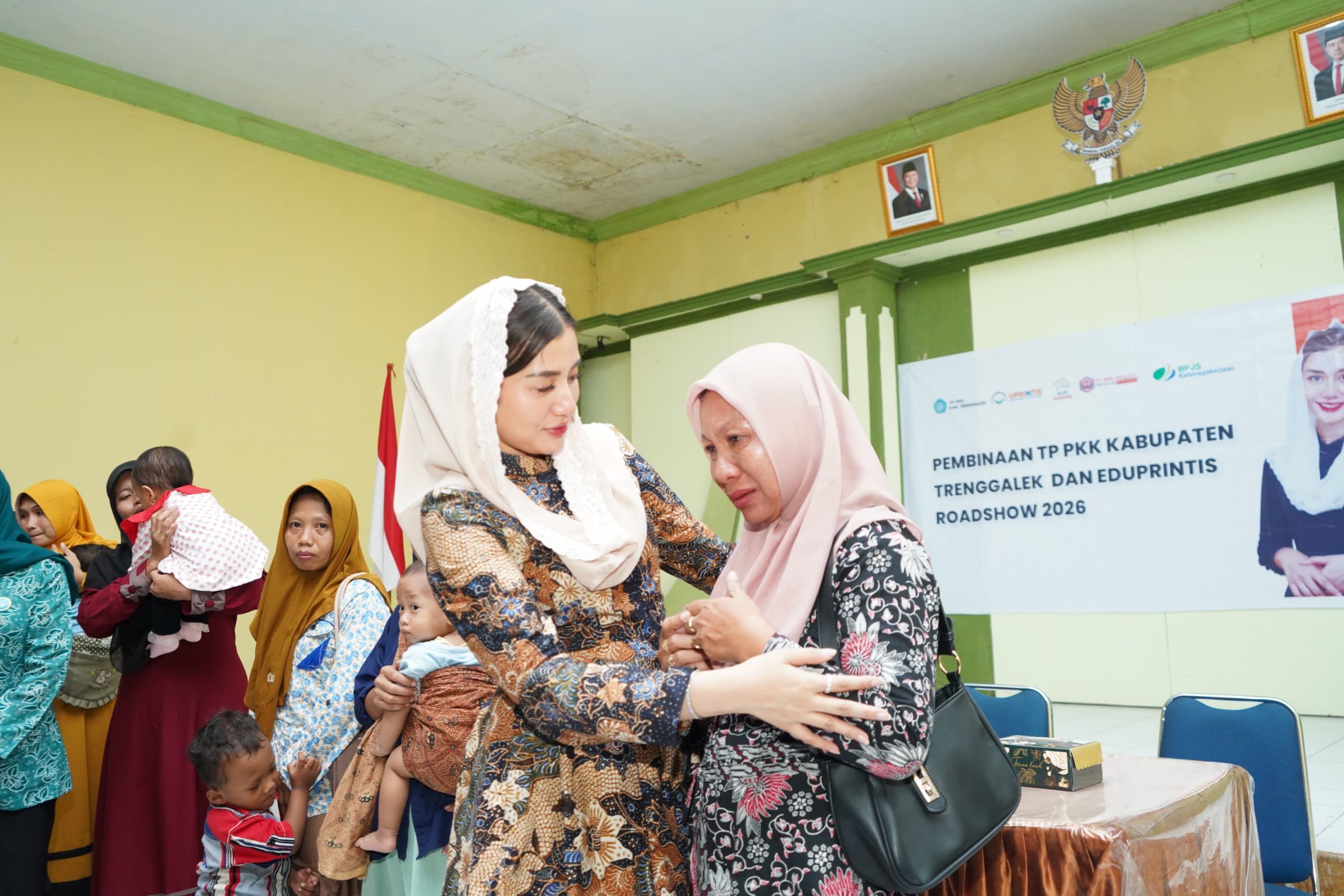 Anggota DPR Novita Hardini gelar layanan kesehatan mata gratis di Trenggalek. Soroti masalah nonaktifnya kartu BPJS PBI dan tata kelola KIS yang menyulitkan warga miskin.