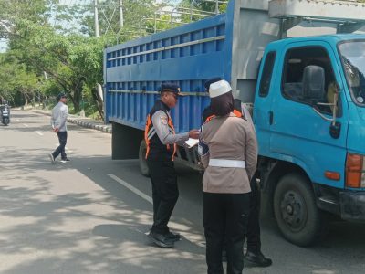 Dishub Kalsel awasi ODOL dan perizinan angkutan di Kabupaten Balangan. Petugas masih temukan pelanggaran KIR, pengemudi diberikan surat teguran.