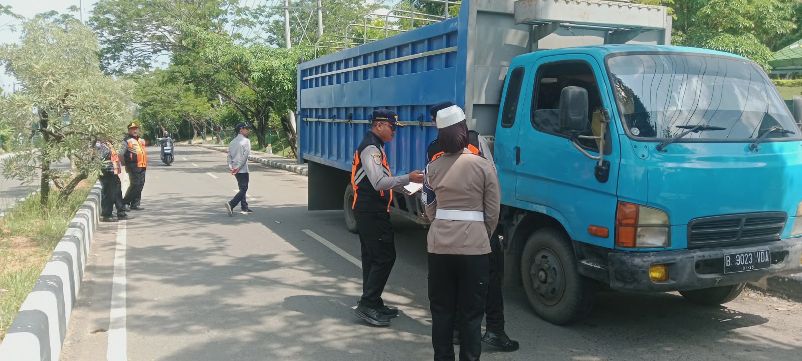 Dishub Kalsel awasi ODOL dan perizinan angkutan di Kabupaten Balangan. Petugas masih temukan pelanggaran KIR, pengemudi diberikan surat teguran.