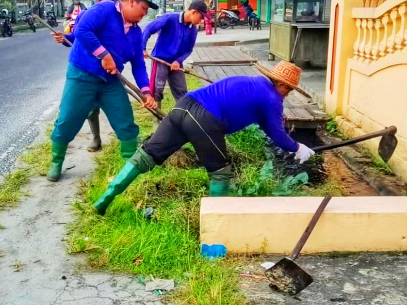 Aduan warga Palangka Raya lewat aplikasi Lapor ditindaklanjuti Dinas PUPR. Drainase di Jalan Pilau dibersihkan dari lumpur dan sampah.