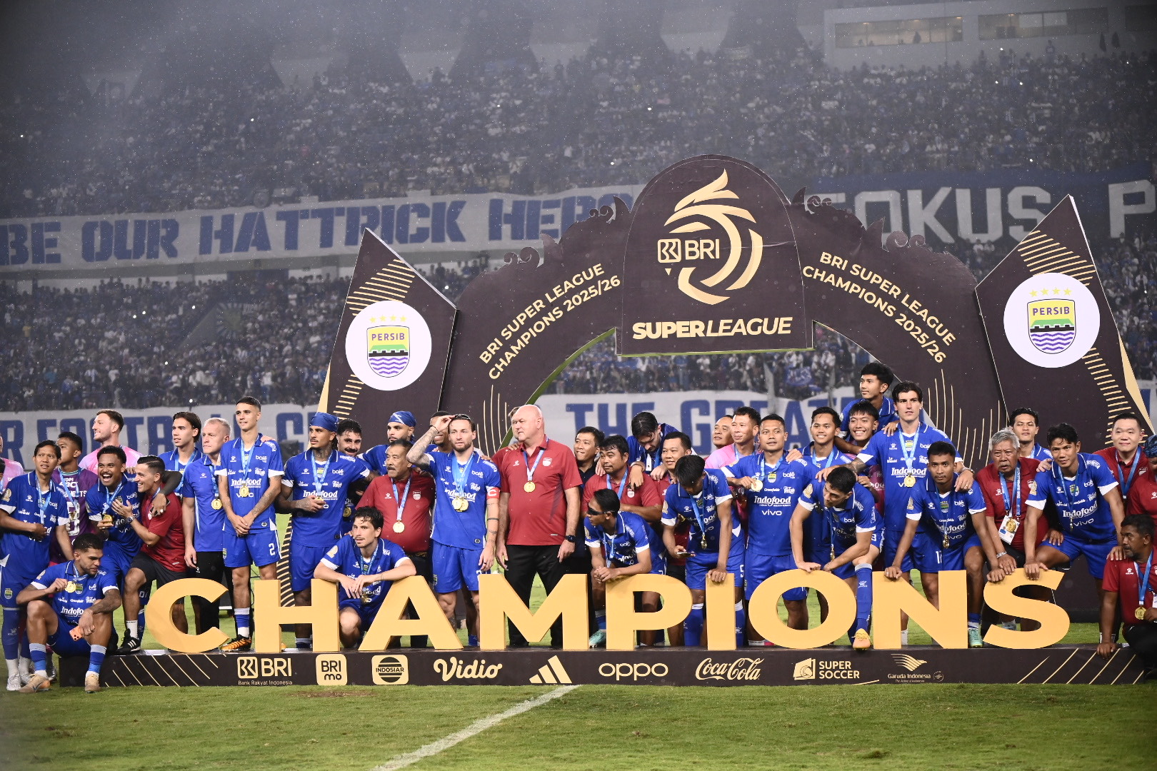 Persib Bandung resmi jadi klub pertama Indonesia yang meraih hattrick juara liga usai menjuarai Super League 2025/2026. Total lima gelar di era profesional.