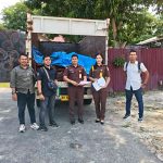 Petugas Balai Gakkum LHK Wilayah Sumatra menunjukkan barang bukti berupa Truk dan kayu gergajian tanpa dokumen hasil sitaan dari pembalakan liar di Pelalawan/Foto: Gakkum LHK Wilayah Sumatra