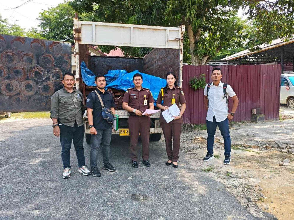 Petugas Balai Gakkum LHK Wilayah Sumatra menunjukkan barang bukti berupa Truk dan kayu gergajian tanpa dokumen hasil sitaan dari pembalakan liar di Pelalawan/Foto: Gakkum LHK Wilayah Sumatra