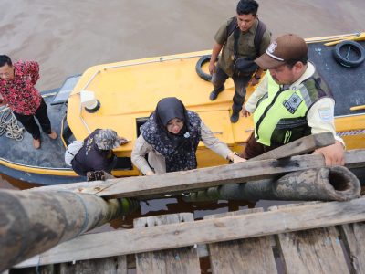 Bupati Siak Afni Zulkifli tempuh perjalanan ekstrem ke Dusun Mungkal, bagikan seragam gratis untuk siswa SD dan SMP di wilayah terpencil Kecamatan Sungai Apit.