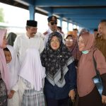 Bupati Siak, Afni Zulkifli saat mengantar calon jemaah haji kabupaten Siak tahun 1447 H/2026 menuju embarkasi batam/Foto: Media Center Siak