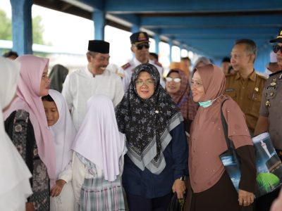 Bupati Siak, Afni Zulkifli saat mengantar calon jemaah haji kabupaten Siak tahun 1447 H/2026 menuju embarkasi batam/Foto: Media Center Siak