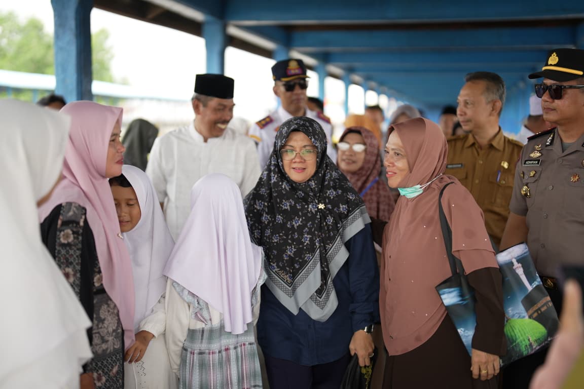 Bupati Siak, Afni Zulkifli saat mengantar calon jemaah haji kabupaten Siak tahun 1447 H/2026 menuju embarkasi batam/Foto: Media Center Siak