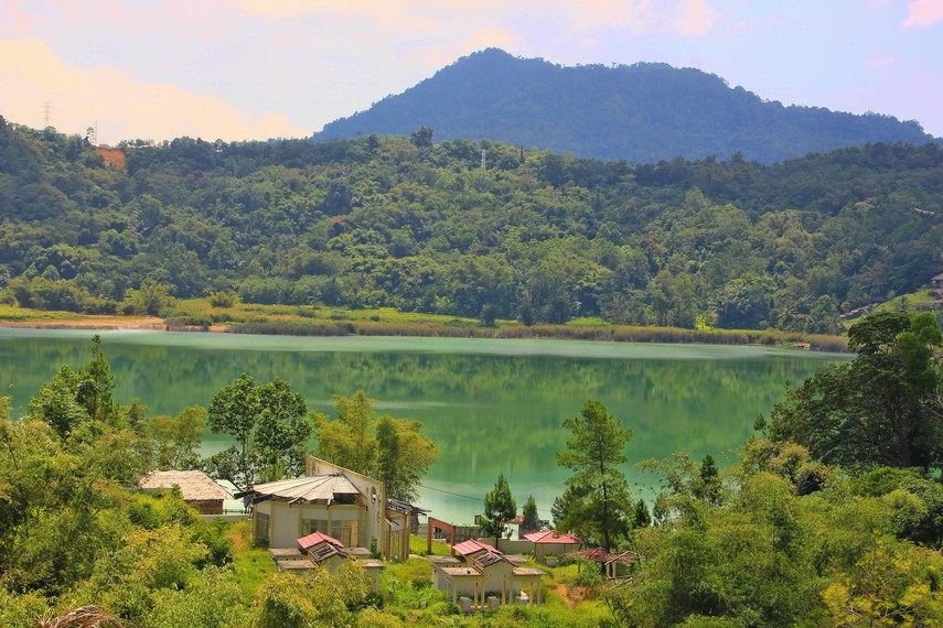 Danau Tondano, danau terluas di Sulut, punya legenda cinta terlarang di balik letusan Gunung Kaweng. Luas 4.000 hektar, kaya ikan mujair.
