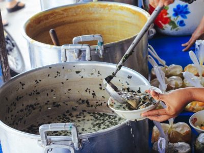 Uta Kelo, kuliner pedas khas suku Kaili di Donggala, Sulawesi Tengah. Daun kelor dimasak santan, disajikan dengan pisang kapok atau udang. Konon bikin kangen.