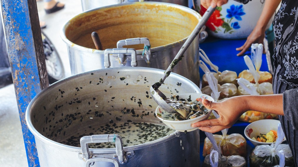 Uta Kelo, kuliner pedas khas suku Kaili di Donggala, Sulawesi Tengah. Daun kelor dimasak santan, disajikan dengan pisang kapok atau udang. Konon bikin kangen.