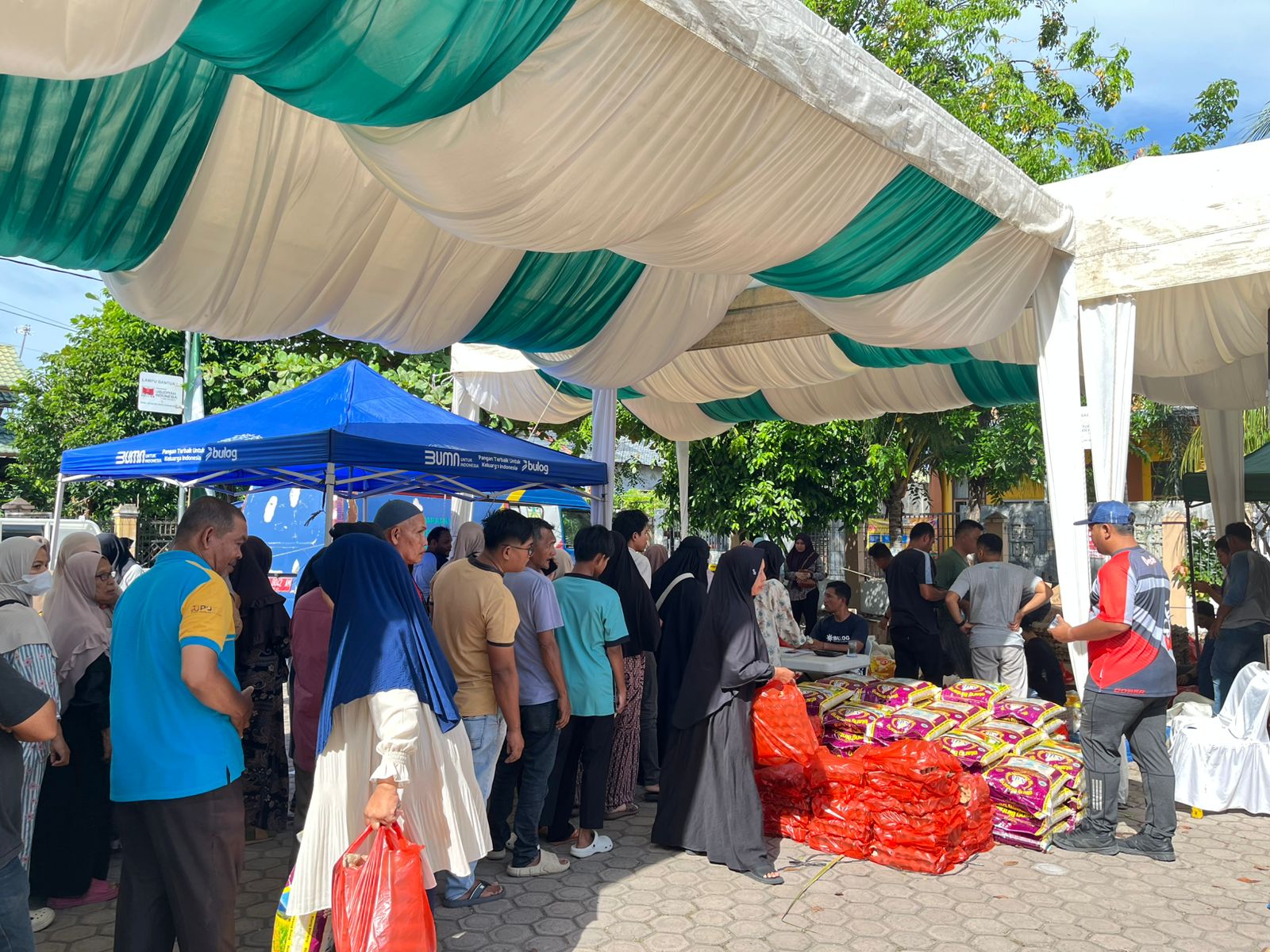 Pemkot Banda Aceh gelar pasar murah Iduladha. Paket sembako berisi beras, telur, minyak goreng, gula hanya Rp203 ribu. Subsidi Rp99 ribu per paket.